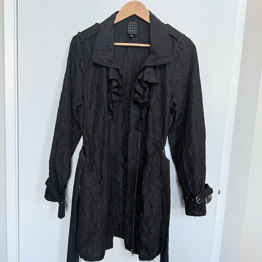 Due Per Due crinkled black trench coat - Picture 3 of 8
